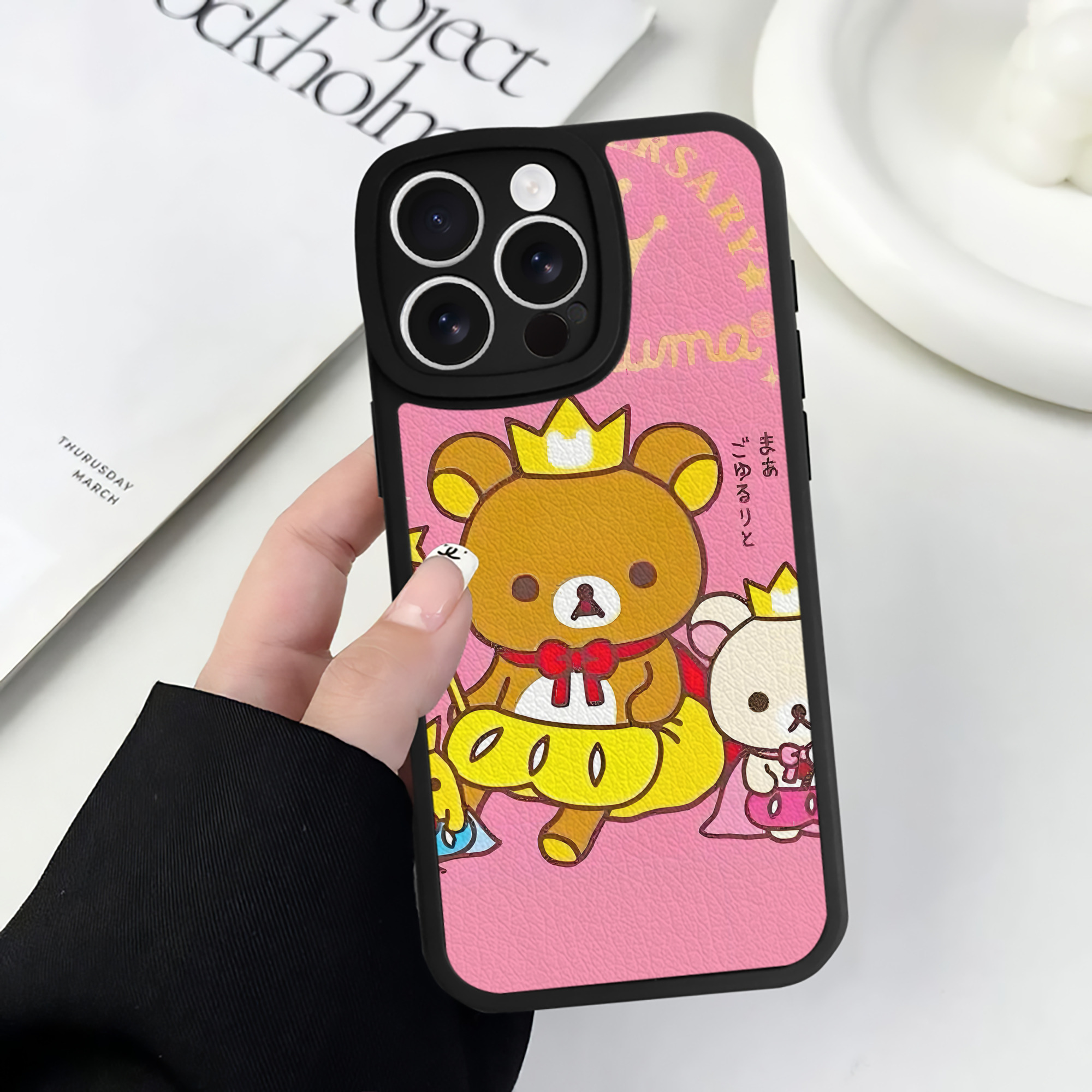 （画像用） リラックマ リラックマ キイロイトリ Rilakkuma Korilakkuma Kiiroitori 【iPhone 16シリーズ対応】シリコンスマホケース（レザー調） 材質：シリコン